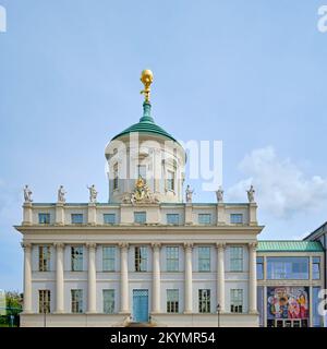 Scena quotidiana della Piazza del mercato Vecchio, vista del Municipio della Città Vecchia, oggi Museo di Potsdam - Forum per l'Arte e la Storia, Potsdam, Brandeburgo, Germania. Foto Stock