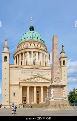 Chiesa di San Nicholas e Obelisco, Piazza del mercato Vecchio a Potsdam, Brandeburgo, Germania, 7 agosto 2021. Foto Stock