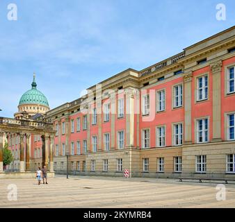 Scena di vita quotidiana al Ringer's Colonnade e vista esterna del Palazzo della Città ricostruito, sede del Parlamento di Brandeburgo, Potsdam, Germania. Foto Stock