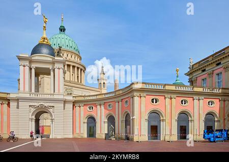 Cortile del palazzo della città ricostruito con il portale Fortuna, sede del Parlamento di Brandeburgo, Potsdam, Brandeburgo, Germania, agosto 7, 2021. Foto Stock