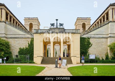 Il belvedere sulla collina di Pfingstberg, costruito come punto panoramico e palazzo in stile neo-rinascimentale, è visitato dai turisti nonostante le restrizioni corona. Foto Stock