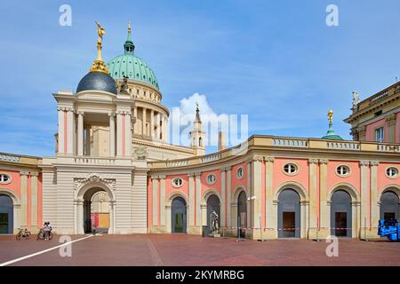Cortile del palazzo della città ricostruito con il portale Fortuna, sede del Parlamento di Brandeburgo, Potsdam, Brandeburgo, Germania, agosto 7, 2021. Foto Stock