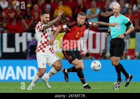 Doha, Qatar, 01/12/2022, il belga Toby Alderweireld e l'arbitro Anthony Taylor hanno ritratto in azione durante una partita di calcio tra la nazionale belga The Red Devils e la Croazia, la terza e ultima partita del Gruppo F della Coppa del mondo FIFA 2022 di al Rayyan, Stato del Qatar giovedì 01 dicembre 2022. FOTO DI BELGA BRUNO FAHY Credit: Agenzia Notizie di Belga/Alamy Live News Foto Stock