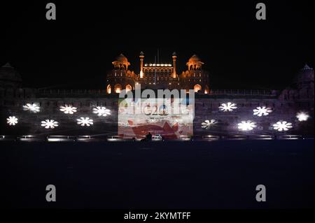 Nuova Delhi, Delhi, India. 1st Dec, 2022. Una proiezione del logo G20 o Gruppo di venti può essere visto sul monumento del Forte Rosso a Nuova Delhi. L'India ha assunto ufficialmente la presidenza del G20 il 01 dicembre 2022 per un anno. (Credit Image: © Kabir Jhangiani/ZUMA Press Wire) Foto Stock