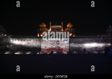 Nuova Delhi, Delhi, India. 1st Dec, 2022. Una proiezione del logo G20 o Gruppo di venti può essere visto sul monumento del Forte Rosso a Nuova Delhi. L'India ha assunto ufficialmente la presidenza del G20 il 01 dicembre 2022 per un anno. (Credit Image: © Kabir Jhangiani/ZUMA Press Wire) Foto Stock