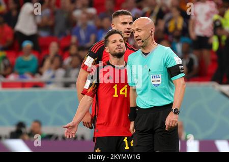 Doha, Qatar, 01/12/2022, Leander Dendoncker del Belgio, Dries Mertens del Belgio e l'arbitro Anthony Taylor hanno illustrato durante una partita di calcio tra la nazionale belga The Red Devils e la Croazia, terza e ultima partita del Gruppo F della Coppa del mondo FIFA 2022 di al Rayyan, Stato del Qatar giovedì 01 dicembre 2022. BELGA PHOTO VIRGINIE LEFOUR Credit: Agenzia Notizie Belga/Alamy Live News Foto Stock