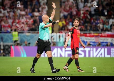 Doha, Qatar, 01/12/2022, il Referee Anthony Taylor e Dries Mertens del Belgio hanno mostrato le foto durante una partita di calcio tra la nazionale belga The Red Devils e la Croazia, terza e ultima partita del Gruppo F della Coppa del mondo FIFA 2022 ad al Rayyan, Stato del Qatar, giovedì 01 dicembre 2022. BELGA PHOTO VIRGINIE LEFOUR Credit: Agenzia Notizie Belga/Alamy Live News Foto Stock