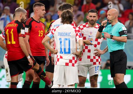 Doha, Qatar, 01/12/2022, Yannick Carrasco del Belgio, Leander Dendoncker del Belgio, Il croato Luka Modric, il croato Marko Livaja e il Referee Anthony Taylor hanno raffigurato durante una partita di calcio tra la nazionale belga The Red Devils e la Croazia, la terza e ultima partita del Gruppo F della Coppa del mondo FIFA 2022 a al Rayyan, Stato del Qatar, giovedì 01 dicembre 2022. BELGA PHOTO VIRGINIE LEFOUR Credit: Agenzia Notizie Belga/Alamy Live News Foto Stock