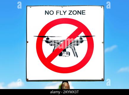 Nessun segno di zona di mosca contro uno sfondo blu del cielo. Nessun segnale zona drone Foto Stock