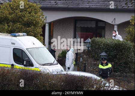 Ufficiali forensi e Gardai in una casa a Castleblayney Co Monaghan, dove è stato scoperto il corpo di un uomo. Data immagine: Giovedì 1 dicembre 2022. Foto Stock