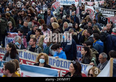 Atene, Grecia. 01 dicembre 2022. Gli operatori sanitari protestano ...