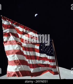 Vista ravvicinata degli Stati Uniti Bandiera dispiegata sulla Luna dall'equipaggio dell'Apollo 17 Una vista ravvicinata della bandiera statunitense dispiegata sulla luna nel sito di atterraggio del Taurus-Littrow dagli equipaggi della missione di atterraggio lunare dell'Apollo 17. La Terra a mezzaluna può essere vista in lontananza sullo sfondo sopra la bandiera. La caratteristica lunare sullo sfondo vicino è il Massiccio del Sud. Mentre gli astronauti Eugene A. Cernan e Harrison H. Schmitt scesero nel modulo lunare 'Challenger' per esplorare la superficie lunare, l'astronauta Ronald E. Evans rimase con i moduli di comando e servizio dell'Apollo 17 in orbita lunare. Data: 12 dicembre 1972 Foto Stock
