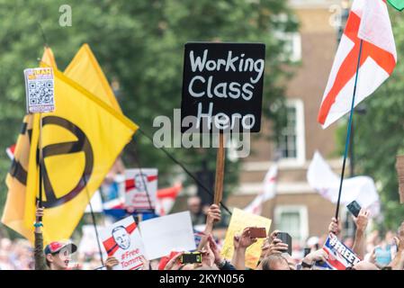 I sostenitori di Tommy Robinson, come l'EDL, hanno protestato a Londra dimostrando per il suo rilascio dopo l'arresto. Cartello degli eroi della classe operaia Foto Stock