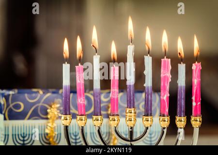 Candele colorate da un ardente hanukkah candele in un menorah Selective soft focus Foto Stock