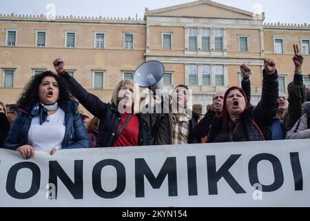 Atene, Grecia. 01 dicembre 2022. Gli operatori sanitari protestano ...