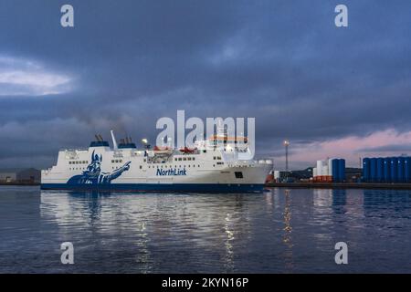 Porto di Aberdeen, traghetto Shetlands che arriva e parte dal porto. Foto Stock