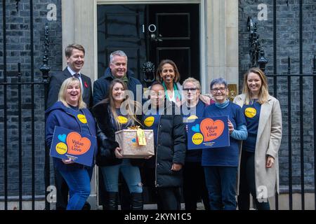 Londra, Inghilterra, Regno Unito. 1st Dec, 2022. I caregivers della parentela mano nella petizione firmata da più di 10,000 genti a 10 Downing Street che esorta il governo a fornire le famiglie in difficoltà della parentela con supporto finanziario ed impressionabile urgente. (Credit Image: © Tayfun Salci/ZUMA Press Wire) Foto Stock