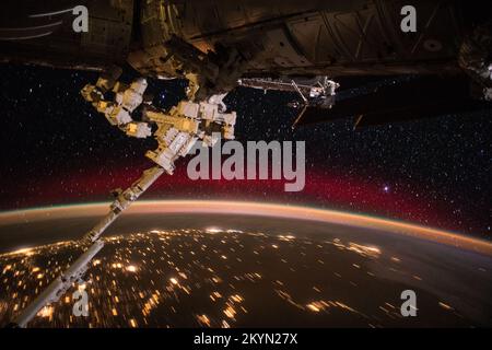 Aurora da ISS questa spettacolare vista della Terra con la colorata aurora, le scintillanti luci della città e il sole che sorge su uno sfondo di stelle scintillanti di diamanti è stata presa dai membri della spedizione 44 sulla Stazione spaziale Internazionale nel 2015. Data: 23 giugno 2015 Foto Stock