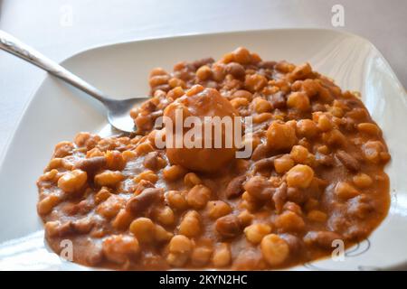 Un piatto di muthokoi - un cibo tradizionale keniota a base di mais e fagioli debucciati. Foto Stock