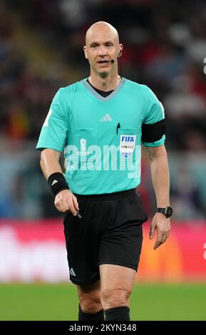 Arbitro Anthony Taylor durante la partita di Coppa del mondo FIFA Group F allo stadio Ahmad Bin Ali, al Rayyan, Qatar. Data immagine: Giovedì 1 dicembre 2022. Foto Stock