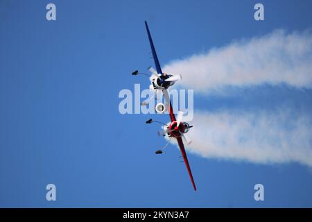 Yak 110 in una svolta ripida durante un programma aereo Foto Stock