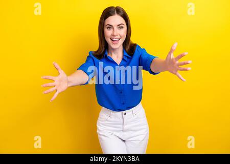 Foto di overjoyed bella signora indossare abiti alla moda vogliono abbracciare voi venire qui isolato su sfondo di colore giallo Foto Stock