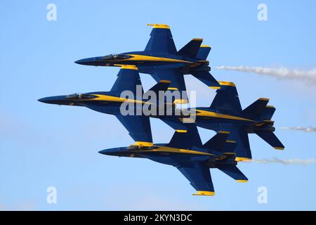 Blue Angels volare in formazione Diamond. Foto Stock