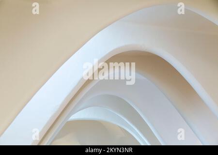 Primo piano di morbidi archi a soffitto sul loft all'ultimo piano all'interno di Casa Batlló di Antoni Gaudi, Barcellona, Spagna Foto Stock