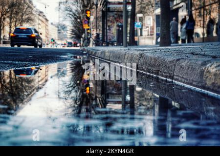 Primo piano della strada bagnata durante la stagione delle piogge Foto Stock