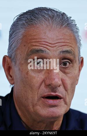 1st dicembre 2022; Main Media Centre a Doha, Qatar; Brazil Head Coach Tite durante la Conferenza stampa del Brasile presso il Main Media Centre prima del loro World Cup 2022 Group Stages game contro il Camerun il 2nd dicembre Credit: Action Plus Sports Images/Alamy Live News Foto Stock