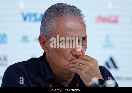 1st dicembre 2022; Main Media Centre a Doha, Qatar; Brazil Head Coach Tite durante la Conferenza stampa del Brasile presso il Main Media Centre prima del loro World Cup 2022 Group Stages game contro il Camerun il 2nd dicembre Credit: Action Plus Sports Images/Alamy Live News Foto Stock