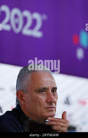 1st dicembre 2022; Main Media Centre a Doha, Qatar; Brazil Head Coach Tite durante la Conferenza stampa del Brasile presso il Main Media Centre prima del loro World Cup 2022 Group Stages game contro il Camerun il 2nd dicembre Credit: Action Plus Sports Images/Alamy Live News Foto Stock