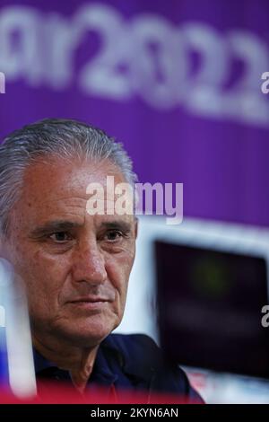 1st dicembre 2022; Main Media Centre a Doha, Qatar; Brazil Head Coach Tite durante la Conferenza stampa del Brasile presso il Main Media Centre prima del loro World Cup 2022 Group Stages game contro il Camerun il 2nd dicembre Credit: Action Plus Sports Images/Alamy Live News Foto Stock