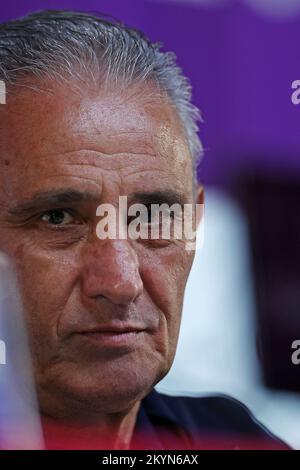 1st dicembre 2022; Main Media Centre a Doha, Qatar; Brazil Head Coach Tite durante la Conferenza stampa del Brasile presso il Main Media Centre prima del loro World Cup 2022 Group Stages game contro il Camerun il 2nd dicembre Credit: Action Plus Sports Images/Alamy Live News Foto Stock