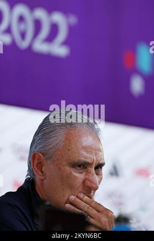 1st dicembre 2022; Main Media Centre a Doha, Qatar; Brazil Head Coach Tite durante la Conferenza stampa del Brasile presso il Main Media Centre prima del loro World Cup 2022 Group Stages game contro il Camerun il 2nd dicembre Credit: Action Plus Sports Images/Alamy Live News Foto Stock