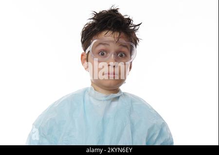 Primo piano giovane ragazzo giovane scienziato nerd in abbigliamento da lavoro e occhiali, guardando la macchina fotografica con stupore, isolato su bianco Foto Stock