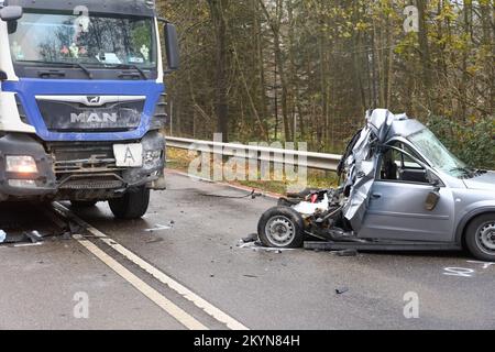 01 dicembre 2022, Renania-Palatinato, Neuhäusel: Un'auto si scontrò con un autocarro in arrivo sull'autostrada B 49 tra Coblenza e Montabaur dopo che l'auto si è fatta girare su una strada sdrucciolevole. Il conducente della macchina è stato ucciso. Foto: Thomas Frey/dpa Foto Stock