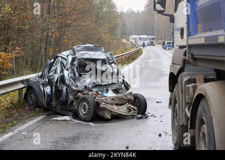 01 dicembre 2022, Renania-Palatinato, Neuhäusel: Sulla Bundesstraße 49 tra Coblenza e Montabaur, un'autovettura si scontrò con un autocarro in arrivo dopo essere stata fatta girare su una strada sdrucciolevole. Il conducente della macchina è stato ucciso. Foto: Thomas Frey/dpa Foto Stock