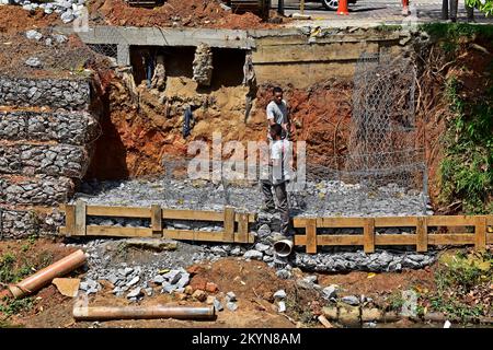 PETROPOLIS, RIO DE JANEIRO, BRASILE - 28 ottobre 2022: Lavori di contenimento sul fiume Foto Stock
