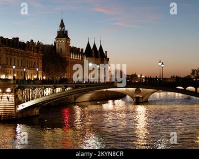 Ponte d'Arcole, e Sainte-Chapelle, Senna notte, Parigi, Francia. Foto Stock