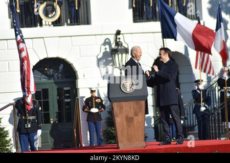 Il Presidente degli Stati Uniti Joe Biden, First Lady Jill Biden, il Presidente Emmanuel Macron e la signora Brigitte Macron di Francia partecipano alla cerimonia ufficiale di arrivo alla Casa Bianca di Washington, D.C., Stati Uniti il 1 dicembre 2022. (Foto di Kyle Mazza/Sipa USA) Foto Stock