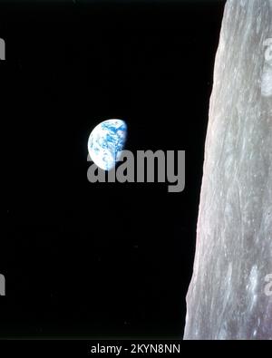 Questa visione della Terra in ascesa ha salutato gli astronauti dell'Apollo 8 quando venivano da dietro la Luna dopo la quarta orbita nearside. La foto viene visualizzata qui con l'orientamento originale, anche se è più comunemente visualizzata con la superficie lunare nella parte inferiore della foto. La Terra è a circa cinque gradi a sinistra dell'orizzonte nella foto. Le caratteristiche di superficie senza nome sulla sinistra sono vicine all'arto orientale della Luna, visto dalla Terra. L'orizzonte lunare è a circa 780 chilometri dalla navicella spaziale. L'altezza dell'area fotografata all'orizzonte lunare è di circa 175 chilometri. Foto Stock