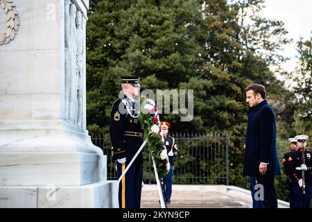 Arlington, Stati Uniti d'America. 30th Nov 2022. Arlington, Stati Uniti d'America. 30 Novembre 2022. Il presidente francese Emmanuel Macron, a destra, partecipa a una cerimonia di deposizione della corona d'onore alla Tomba del Milite Ignoto presso il cimitero nazionale di Arlington, il 30 novembre 2022 ad Arlington, Virginia, USA. Credit: Elizabeth Fraser/US Army/Alamy Live News Foto Stock