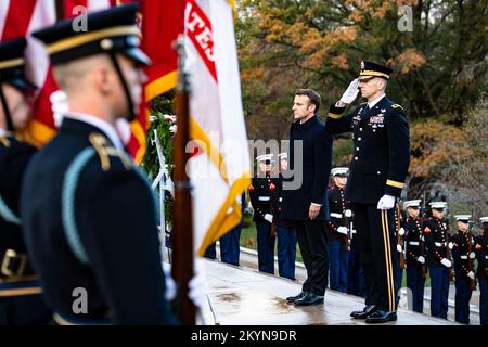 Arlington, Stati Uniti d'America. 30th Nov 2022. Arlington, Stati Uniti d'America. 30 Novembre 2022. Il presidente francese Emmanuel Macron, Center, e gli Stati Uniti Pepin, a destra, si trova in piedi per un momento di silenzio durante la cerimonia di posa della corona d'onore alla Tomba del Milite Ignoto al Cimitero Nazionale di Arlington, il 30 novembre 2022 ad Arlington, Virginia, USA. Credit: Elizabeth Fraser/US Army/Alamy Live News Foto Stock