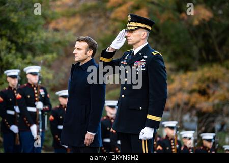 Arlington, Stati Uniti d'America. 30th Nov 2022. Arlington, Stati Uniti d'America. 30 Novembre 2022. Il presidente francese Emmanuel Macron, Center, e gli Stati Uniti Pepin, a destra, si trova in piedi per un momento di silenzio durante la cerimonia di posa della corona d'onore alla Tomba del Milite Ignoto al Cimitero Nazionale di Arlington, il 30 novembre 2022 ad Arlington, Virginia, USA. Credit: Elizabeth Fraser/US Army/Alamy Live News Foto Stock