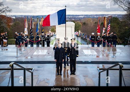 Arlington, Stati Uniti d'America. 30th Nov 2022. Arlington, Stati Uniti d'America. 30 Novembre 2022. Il presidente francese Emmanuel Macron, a sinistra, e gli Stati Uniti Pepin, a destra, si trova in piedi per un momento di silenzio durante la cerimonia di posa della corona d'onore alla Tomba del Milite Ignoto al Cimitero Nazionale di Arlington, il 30 novembre 2022 ad Arlington, Virginia, USA. Credit: Elizabeth Fraser/US Army/Alamy Live News Foto Stock