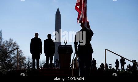 Il presidente Joe Biden con il presidente Emmanuel Macron e la signora Brigitte Macron di Francia e la prima signora Dr. Jill Biden durante la cerimonia ufficiale di arrivo sul prato meridionale della Casa Bianca, giovedì 1 dicembre 2022. ( Foto di Doug Mills/The New York Times) Foto Stock