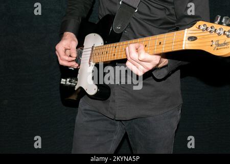 Vaduz, Liechtenstein, 13 gennaio 2022 il musicista suona con una chitarra elettrica messicana Fender Telecaster in bianco e nero Foto Stock