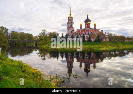 Cattedrale della Resurrezione di Cristo con campanile sul fiume polista nell'antica città russa di Staraya Russa Foto Stock