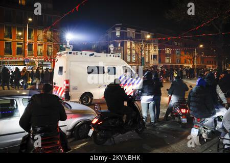 L'AIA - Un autobus di polizia tra i tifosi di calcio marocchini dopo la partita tra Marocco e Canada alla Coppa del mondo in Qatar. ANP ROBIN VAN LONKHUIJSEN olanda fuori - belgio fuori Foto Stock